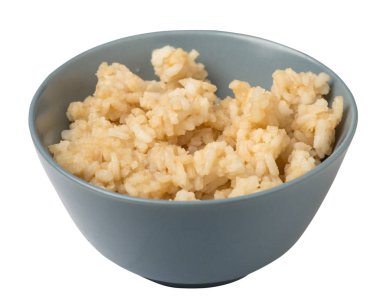  soya soslu pirinç beyaz arka plan üzerinde izole. bir tabak üst görünümünde soya soslu pirinç