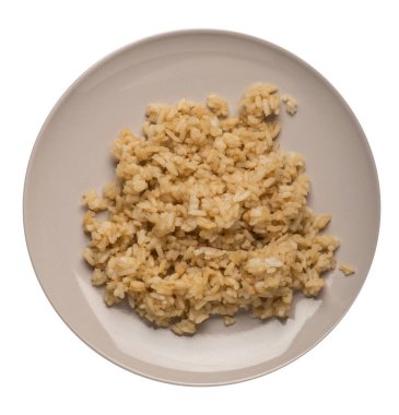  soya soslu pirinç beyaz arka plan üzerinde izole. bir tabak üst görünümünde soya soslu pirinç