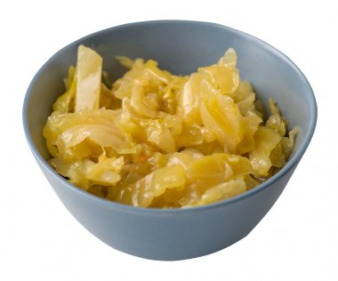 Beyaz arka planda izole plaka kızarmış lahana. Lahana 