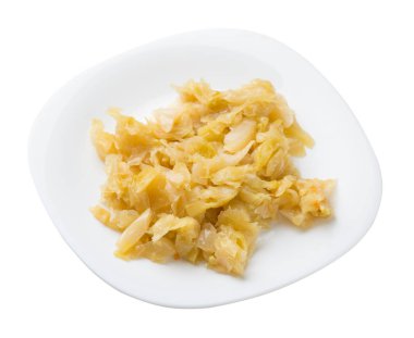 Beyaz arka planda izole plaka kızarmış lahana. Lahana 