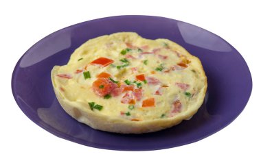 WHI üzerinde izole bir plaka üzerinde domates ve yeşil soğan ile omlet