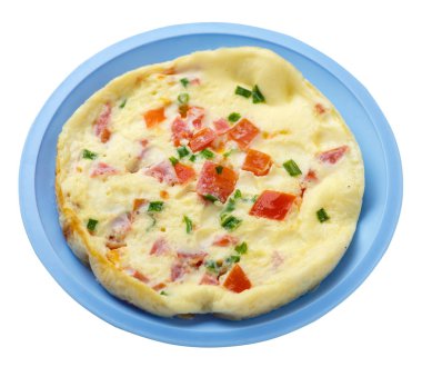 WHI üzerinde izole bir plaka üzerinde domates ve yeşil soğan ile omlet