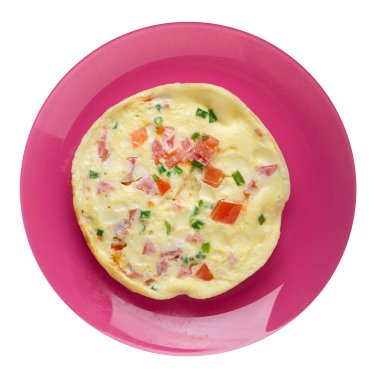 WHI üzerinde izole bir plaka üzerinde domates ve yeşil soğan ile omlet