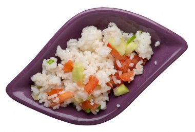 Beyaz arka planda izole bir plaka üzerinde sebze ile pirinç. R