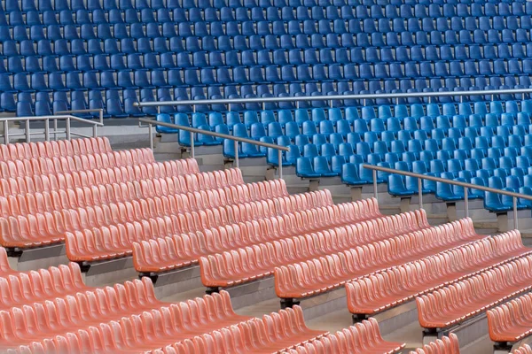 コンサートホールのプラスチック製の座席.夏の円形劇場、Vの街 — ストック写真