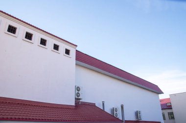 mavi gökyüzüne karşı bir binanın üst. kentsel mimari