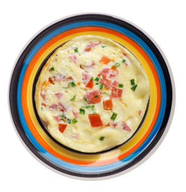 WHI üzerinde izole bir plaka üzerinde domates ve yeşil soğan ile omlet