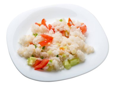 Beyaz arka planda izole bir plaka üzerinde sebze ile pirinç. R