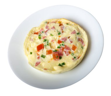 WHI üzerinde izole bir plaka üzerinde domates ve yeşil soğan ile omlet