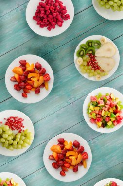 Meyve diyeti. Meyve ahşap arka plan üzerinde bir tabakta. Sağlıklı fo