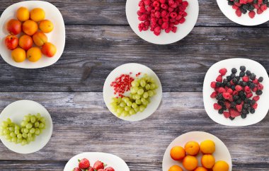 meyve bir plaka üzerinde. Vejetaryen Gıda ahşap arka plan üzerinde. vegan f