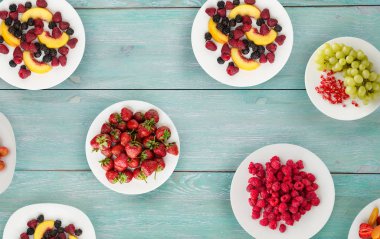 meyve bir plaka üzerinde. Vejetaryen Gıda ahşap arka plan üzerinde. vegan f