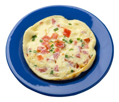 WHI üzerinde izole bir plaka üzerinde domates ve yeşil soğan ile omlet