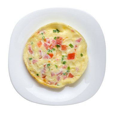 WHI üzerinde izole bir plaka üzerinde domates ve yeşil soğan ile omlet