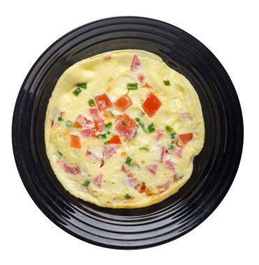 WHI üzerinde izole bir plaka üzerinde domates ve yeşil soğan ile omlet