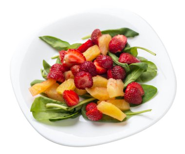  bir tabakta çilek, ananas ve ıspanak ile salata. frui