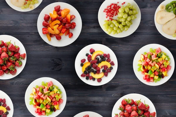 フルーツ ダイエット。木製の背景に皿の上の果物。健康な fo — ストック写真