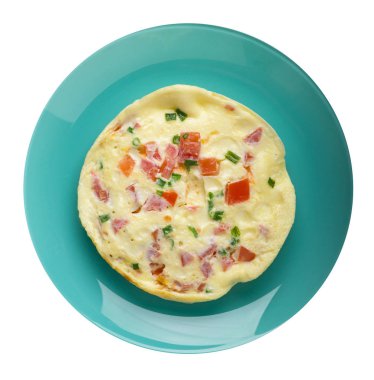 WHI üzerinde izole bir plaka üzerinde domates ve yeşil soğan ile omlet