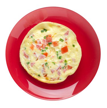 WHI üzerinde izole bir plaka üzerinde domates ve yeşil soğan ile omlet