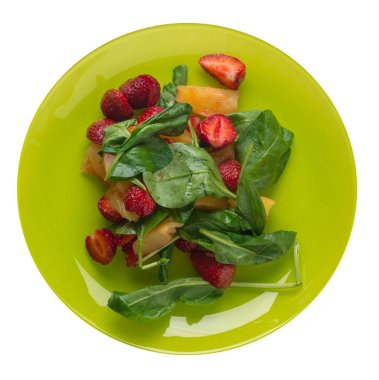  bir tabakta çilek, ananas ve ıspanak ile salata. frui