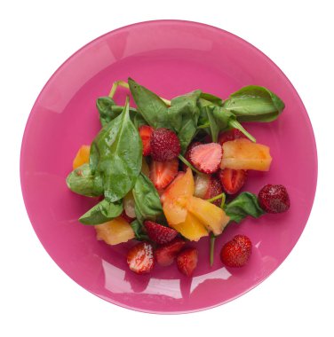  bir tabakta çilek, ananas ve ıspanak ile salata. frui