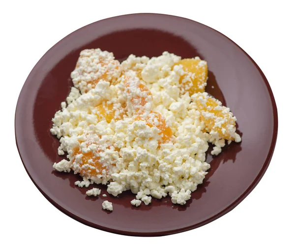 Сир з персиками на тарілці ізольований на білому фоні — стокове фото