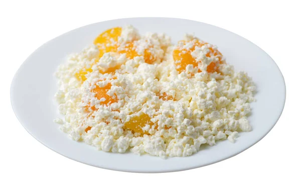 Brânză de vaci cu piersici pe o farfurie izolată pe backgro alb — Fotografie, imagine de stoc