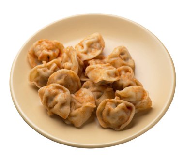 Beyaz arka planda izole bir plaka üzerinde köfte. Mantı içinde 