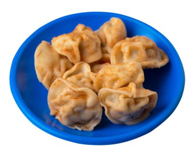 Beyaz arka planda izole bir plaka üzerinde köfte. Mantı içinde 