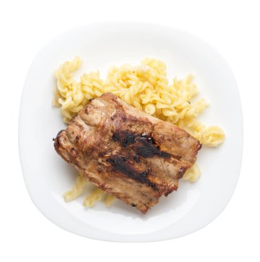 makarna ile ızgara domuz kaburga. bir tabak isol ızgara domuz kaburga