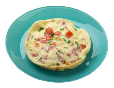 WHI üzerinde izole bir plaka üzerinde domates ve yeşil soğan ile omlet