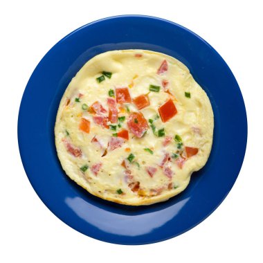 WHI üzerinde izole bir plaka üzerinde domates ve yeşil soğan ile omlet