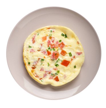 WHI üzerinde izole bir plaka üzerinde domates ve yeşil soğan ile omlet
