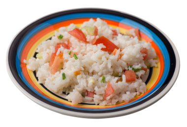 Beyaz arka planda izole bir plaka üzerinde sebze ile pirinç. R