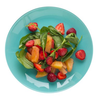  bir tabakta çilek, ananas ve ıspanak ile salata. frui