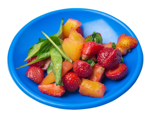 Salade avec fraises, ananas et épinards dans une assiette. frui — Photo