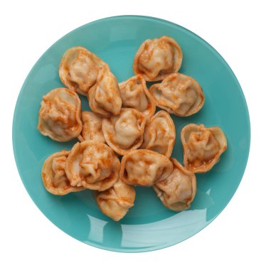 Beyaz arka planda izole bir plaka üzerinde köfte. Mantı içinde 