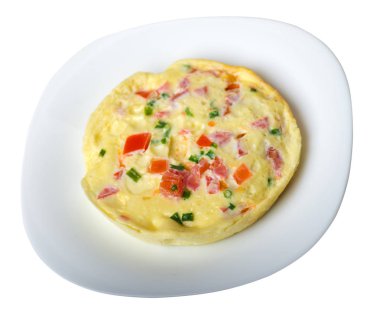 WHI üzerinde izole bir plaka üzerinde domates ve yeşil soğan ile omlet