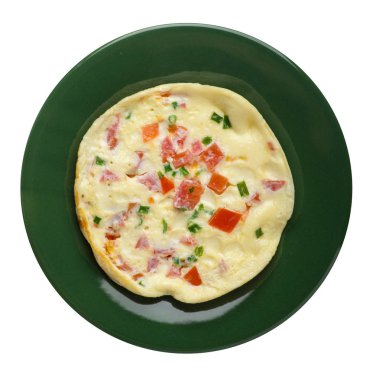 WHI üzerinde izole bir plaka üzerinde domates ve yeşil soğan ile omlet