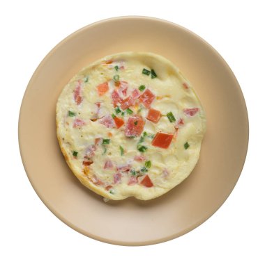 WHI üzerinde izole bir plaka üzerinde domates ve yeşil soğan ile omlet