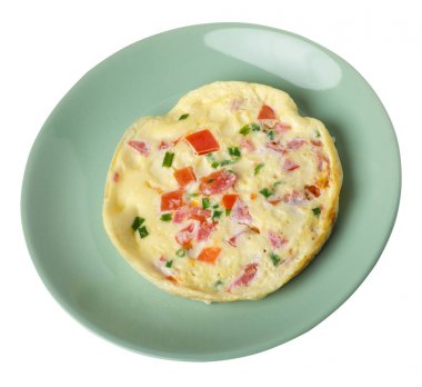 WHI üzerinde izole bir plaka üzerinde domates ve yeşil soğan ile omlet