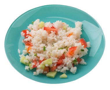 Beyaz arka planda izole bir plaka üzerinde sebze ile pirinç. R