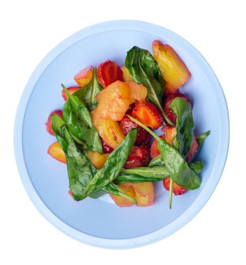  bir tabakta çilek, ananas ve ıspanak ile salata. frui