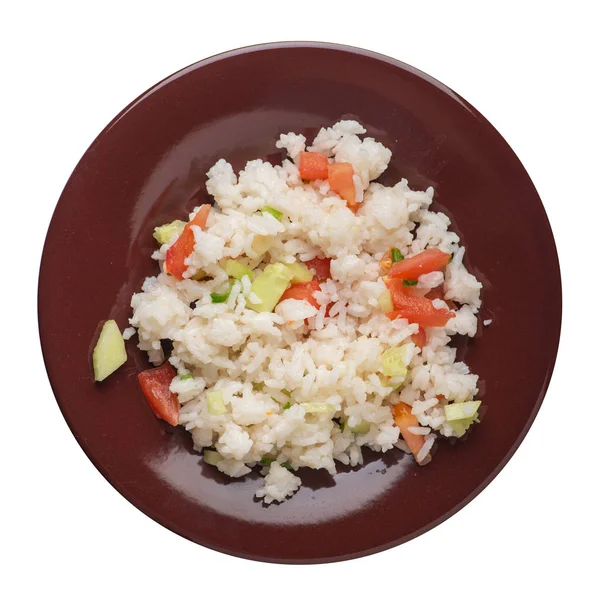 Ryż z warzywami na talerzu wyizolowanym na białym tle. R — Zdjęcie stockowe