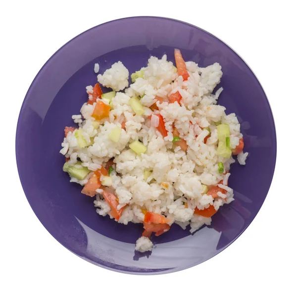 Ryż z warzywami na talerzu wyizolowanym na białym tle. R — Zdjęcie stockowe