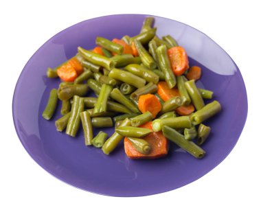 beyaz izole bir tabak üzerinde sarımsak ve havuç ile yeşil fasulye