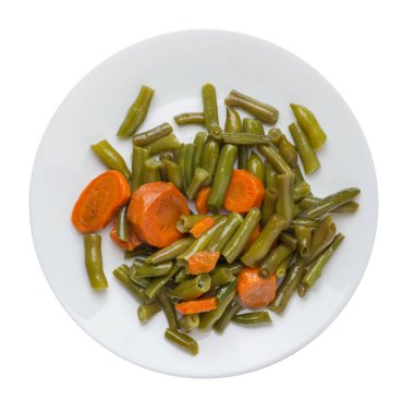 beyaz izole bir tabak üzerinde sarımsak ve havuç ile yeşil fasulye