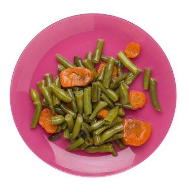 beyaz izole bir tabak üzerinde sarımsak ve havuç ile yeşil fasulye