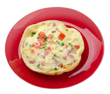 WHI üzerinde izole bir plaka üzerinde domates ve yeşil soğan ile omlet