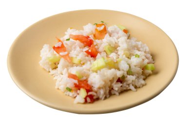 Beyaz arka planda izole bir plaka üzerinde sebze ile pirinç. R